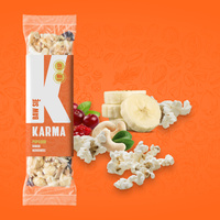 Banane mit Cashewnüssen und Popcorn